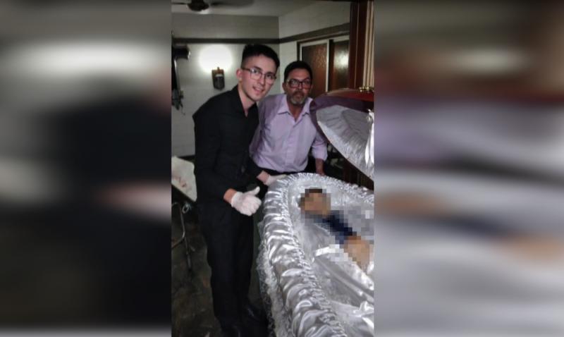 Posan con el cuerpo de Diego Armando Maradona